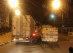 «Утром было бы веселее»: в Новороссийске с полуприцепа слетел контейнер