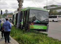 В Краснодаре троллейбус протаранил столб