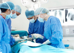  Врачи на Кубани спасли женщину, лицо которой цепью от бензопилы разорвало на части 