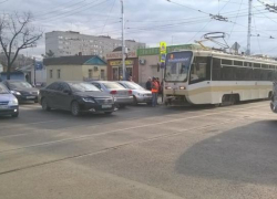 Центр Краснодара парализовала авария авто с трамваем