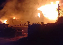 На базе отдыха в Краснодарском крае 5 зданий сгорели в крупном пожаре