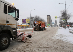 Снег на дорогах Кубани убирают более 250 спецмашин 