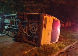 На Ставрополье маршрутка опрокинулась с пассажирами из Краснодара