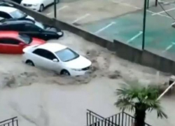 В Сочи из-за проливных дождей размыло улицы