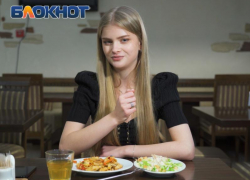 Не только оливье и селедка под шубой: рецепты необычных и вкусных салатов на Новый год 