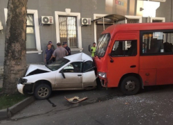 Маршрутка в Краснодаре сделала из «легковушки» гармошку 