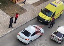 В одном из дворов Краснодара водитель легковушки отказался пропустить реанимобиль