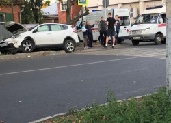 После столкновения с «крузаком» Toyota влетела в дерево в Краснодаре