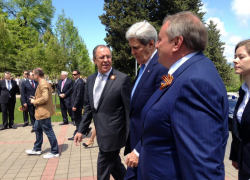 Лавров и Керри возложили венки к мемориалу в Сочи 