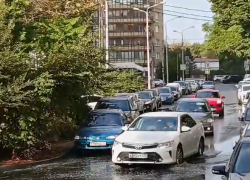 В квартирах краснодарцев 11 дней нет горячей воды, зато затопило улицы