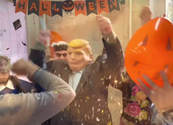 Краснодарские пенсионеры «отпраздновали» Хэллоуин с Трампом и пауками