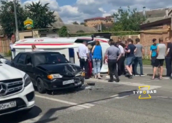 Водитель опрокинул машину скорой помощи в Краснодаре