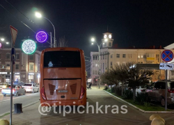 В Краснодаре автобус ФК «Арсенал» припарковался на тротуаре на улице Красной