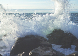 Поиски пропавших в море сочинских школьников осложнены штормом