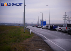 Сотни машин стоят в пробке из Крыма в сторону Краснодарского края
