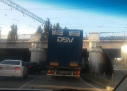 В Краснодаре грузовая фура не смогла проехать под мостом на Вишняковой 