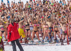 В Сочи поставили рекорд по спуску на лыжах и сноубордах в купальниках