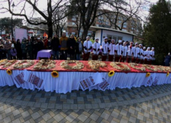 Пять тысяч блинов испекли в Новороссийске ради флешмоба