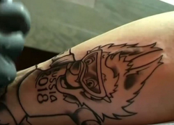 Талисман ЧМ-2018 наколол себе на руку кубанский болельщик