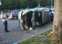 В Краснодаре в час-пик перевернулась иномарка, трое пострадали