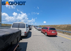 Очередь из автомобилей собралась перед Крымским мостом у Керчи