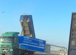 В Краснодарском крае большегруз с поднятым кузовом снес массивный дорожный указатель