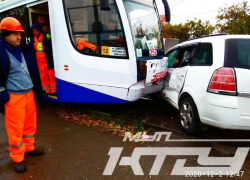 В Краснодаре иномарка вылетела на рельсы и врезалась в трамвай