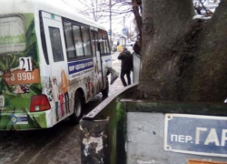 Пустой автобус снес легковушку в Краснодаре
