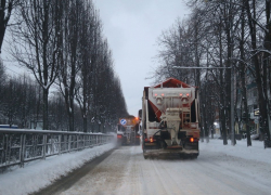 Спецтехника начала чистить улицы Краснодара от снега 