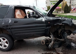  В Ейске молодой парень на внедорожнике врезался в отбойник и перевернулся 