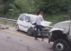 Водитель и пассажир мотоцикла пострадали в массовой аварии на Кубани