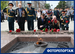 Алые гвоздики и слёзы на глазах: краснодарцы почтили память героев Великой Отечественной войны 
