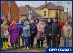 «В войну мы жили плохо, пусть хоть дети поживут»: пенсионерка в Краснодаре умоляет починить 1,5 км дороги