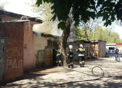 В Краснодаре вспыхнул гараж с машиной из-за брошенного окурка