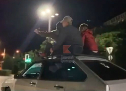 Полиция Краснодара ищет мужчин, ехавших на крыше машины у парка Галицкого
