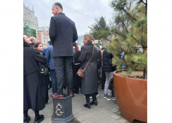 Пресс-сек мэра Краснодара влез на урну в день освобождения города