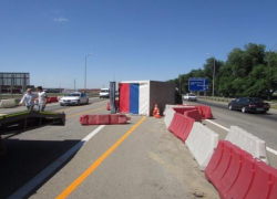 В Кущевском районе водитель грузового автомобиля сбил дорожных рабочих