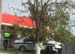 В Крымске патрульный автомобиль снес забор дома