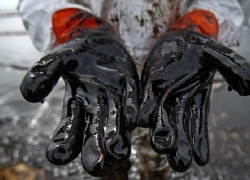 В Туапсе собирать нефтяные пятна становится сложней из-за шторма в море