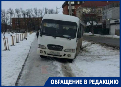 В огромные краснодарские ямы начали проваливаться маршрутки 