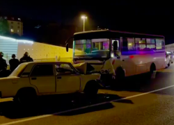 В ДТП с рейсовым автобусом пострадали четверо взрослых и ребёнок на Кубани