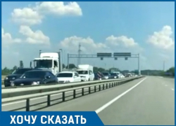 Туристы собрали многокилометровую пробку к Черному морю