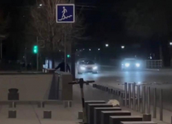 Бросившего тротуарную плитку в проезжающий Mercedes неадеквата задержали в Краснодаре