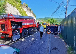 В Сочи автобус с пассажирами улетел в кювет: 12 человек пострадали