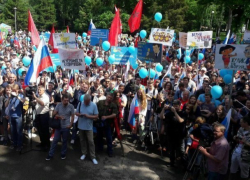  Сторонники Навального заманивали людей на митинг в Краснодаре голубыми шариками 