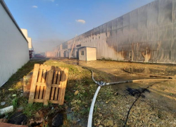 В Краснодарском крае вспыхнул склад на площади 600 кв. м