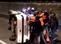 В Сочи упавший с моста автомобиль переворачивали "всем миром"