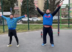  Помощник мэра Краснодара и начальник городского управления физкультуры сделали зарядку на улице 