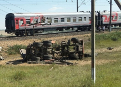 В столкновении поезда из Новороссийска и грузовика погибло два человека