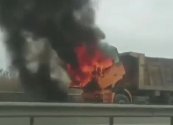 Горящий грузовик на Южном обходе стал причиной многокилометровой пробки в Краснодаре